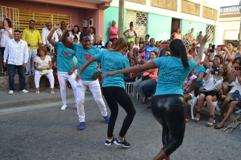 Salsa en Line Dance dans les rues de Santiago de Cuba - santiago de cuba