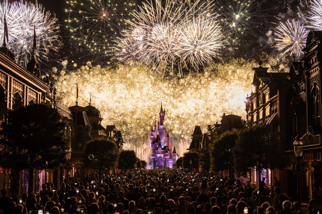 DisneyLand Paris 14 juillet : Un show Light féérique avec 1500 drones. - sb 07084 avec accentuation bruitpressres 1