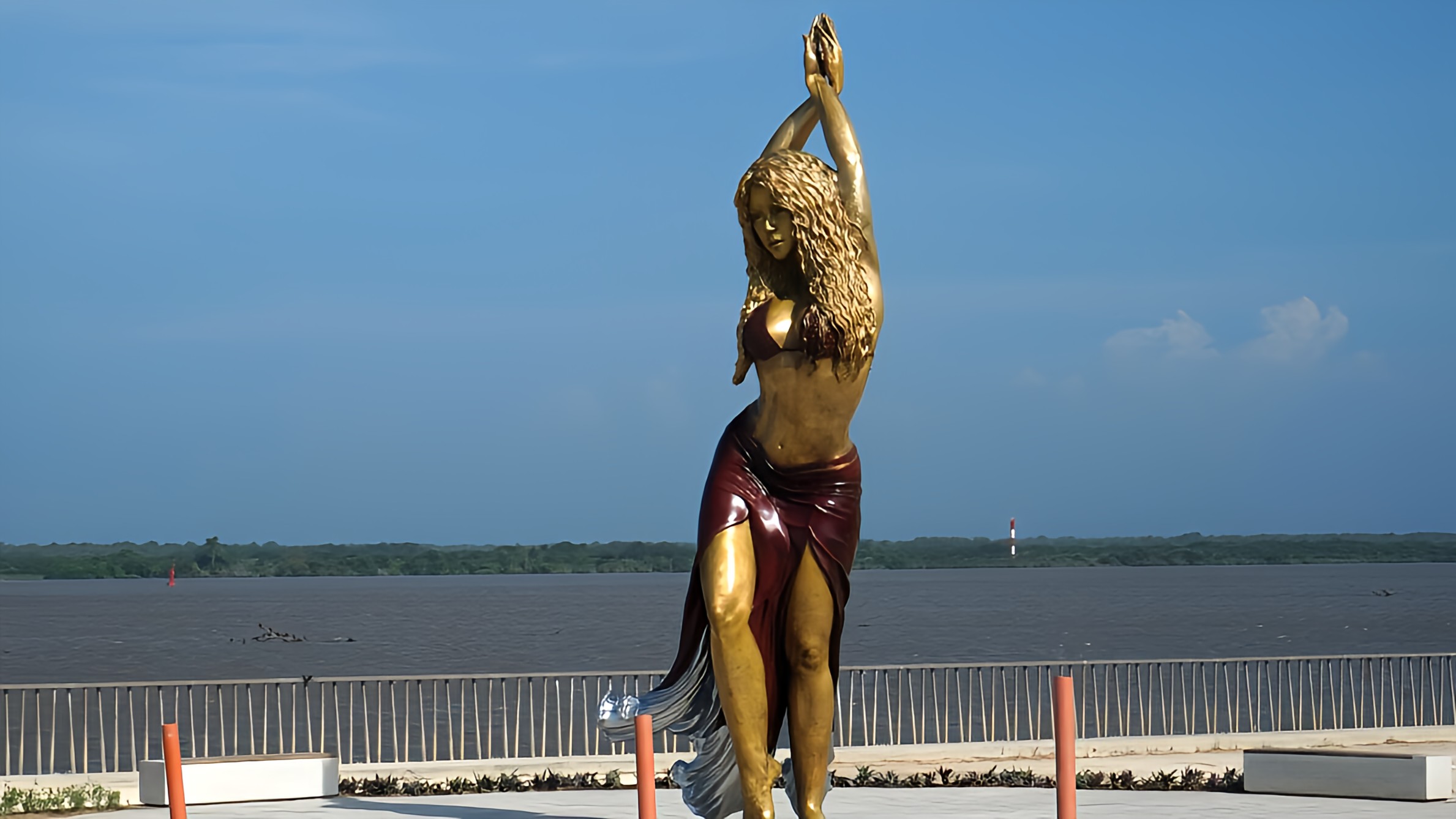 Une statue de 6,5 mètres à l&rsquo;effigie de Shakira a été inaugurée dans sa ville natale de Barranquilla, en Colombie.