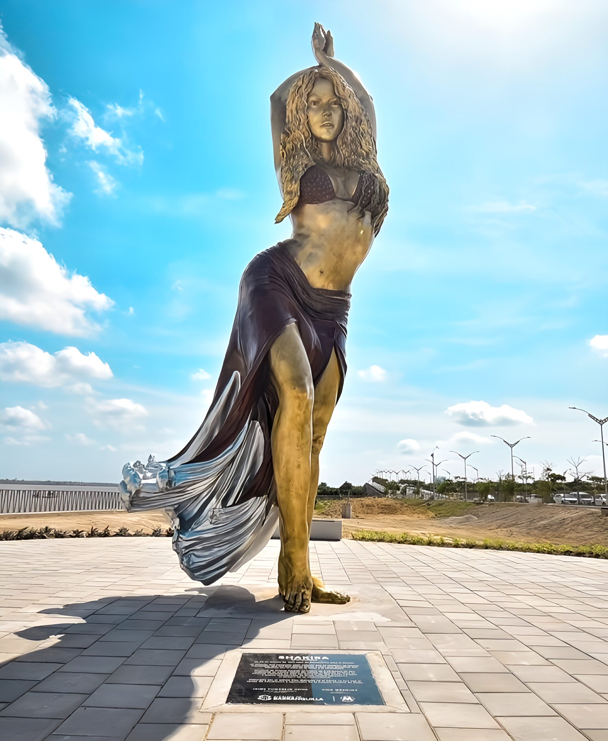 Une statue de 6,5 mètres à l'effigie de Shakira a été inaugurée dans sa ville natale de Barranquilla, en Colombie. - shakira 3 2 scaled