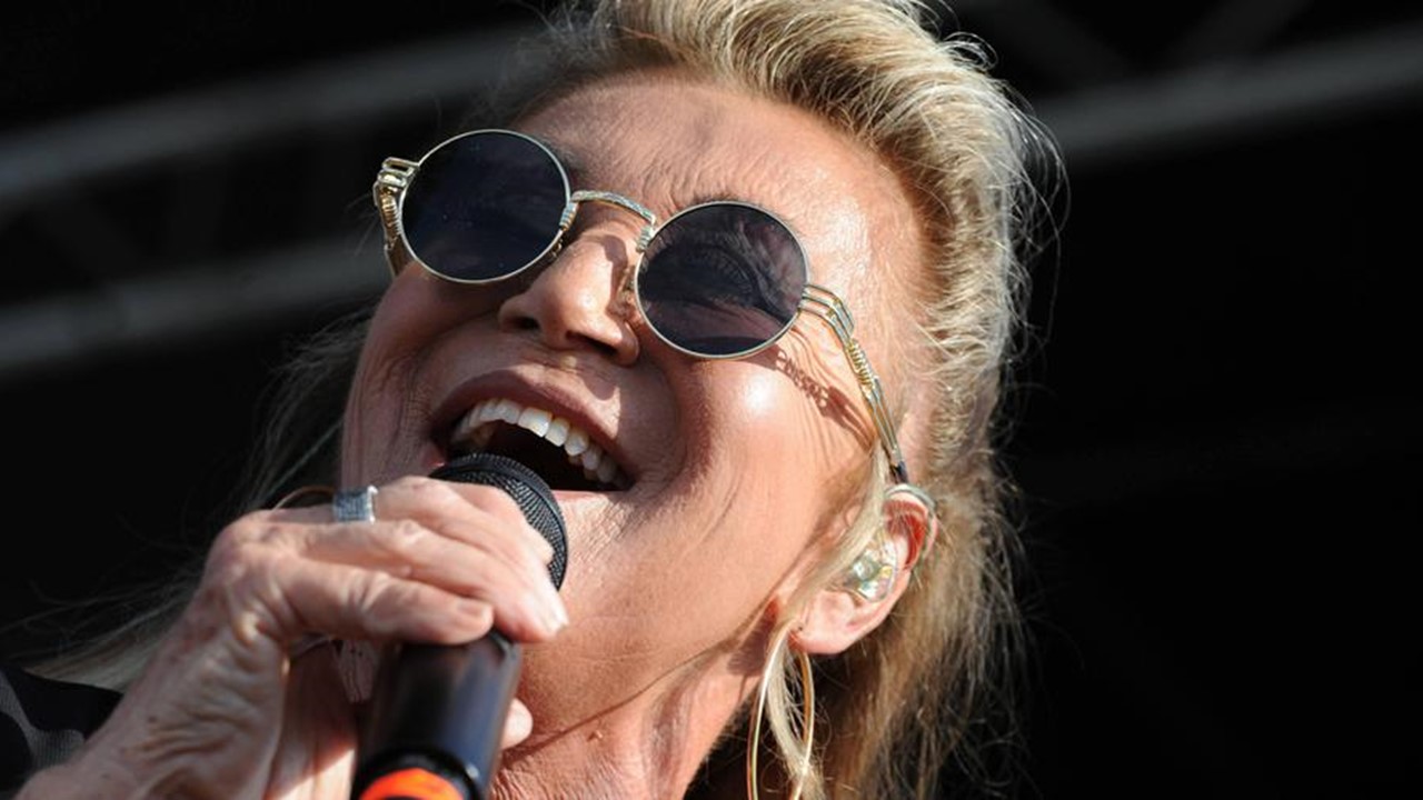 « Mes parents seraient tellement fiers de moi » Sheila réagit après sa légion d&rsquo;honneur.