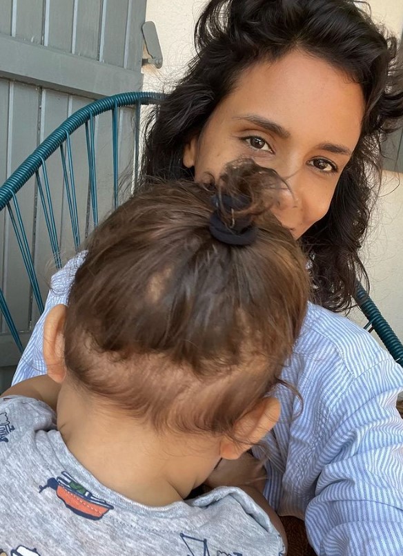 Shy'm avec son fils Tahoma (19 mois). Elle coiffe ses longs cheveux en chignon. Mignon ! - shym 3