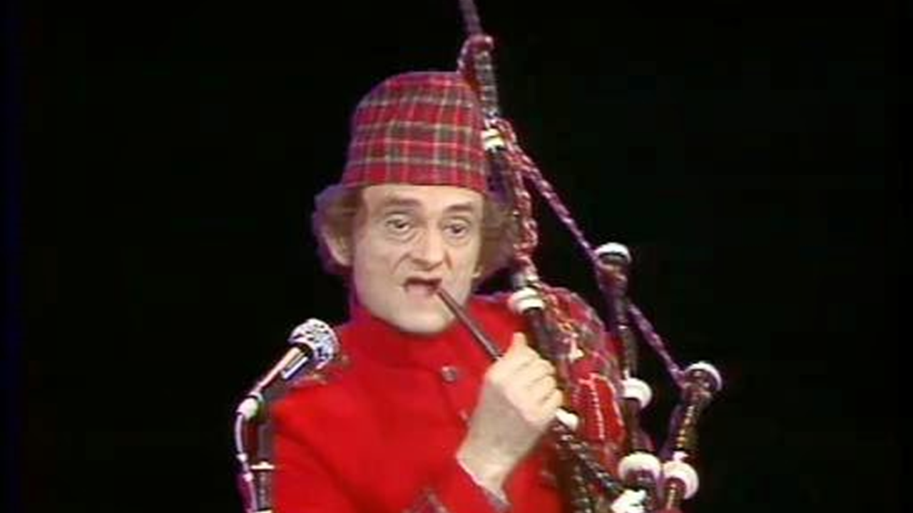 Une pensée pour Sim (21/07/1926-06/09/2009) Quand il jouait Plaisir d&rsquo;amour à la cornemuse aux Grosses Têtes.