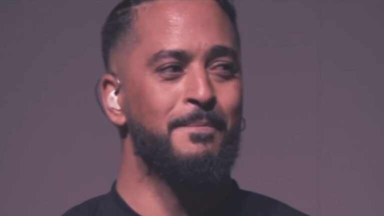 Les larmes de Slimane après sa prestation et la Standing Ovation que lui a faite le public de Lille. - sliman