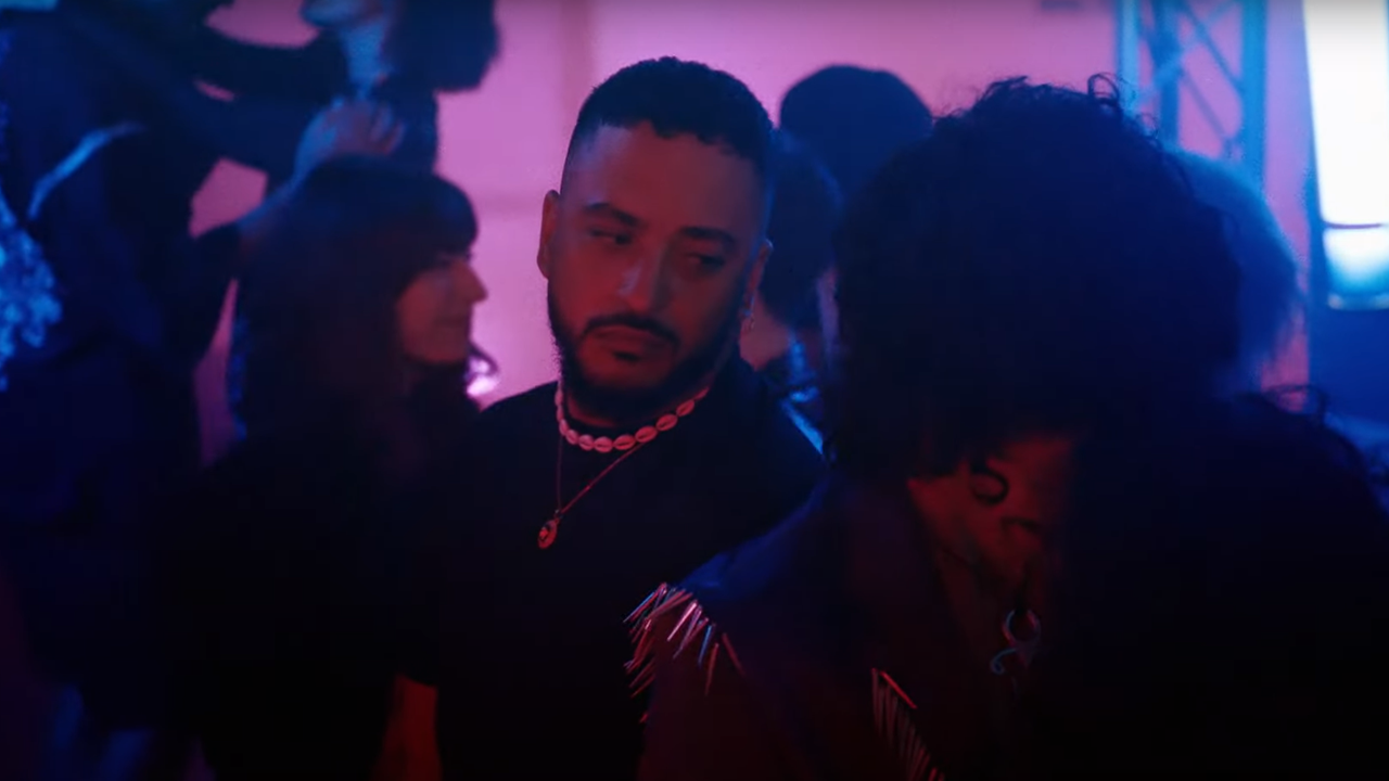 Découvrez le clip du nouveau titre de Slimane – La recette