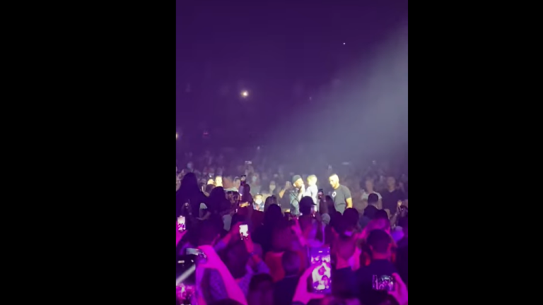 Live: Slimane chante dans le public avec un bébé dans les bras - slimane 7