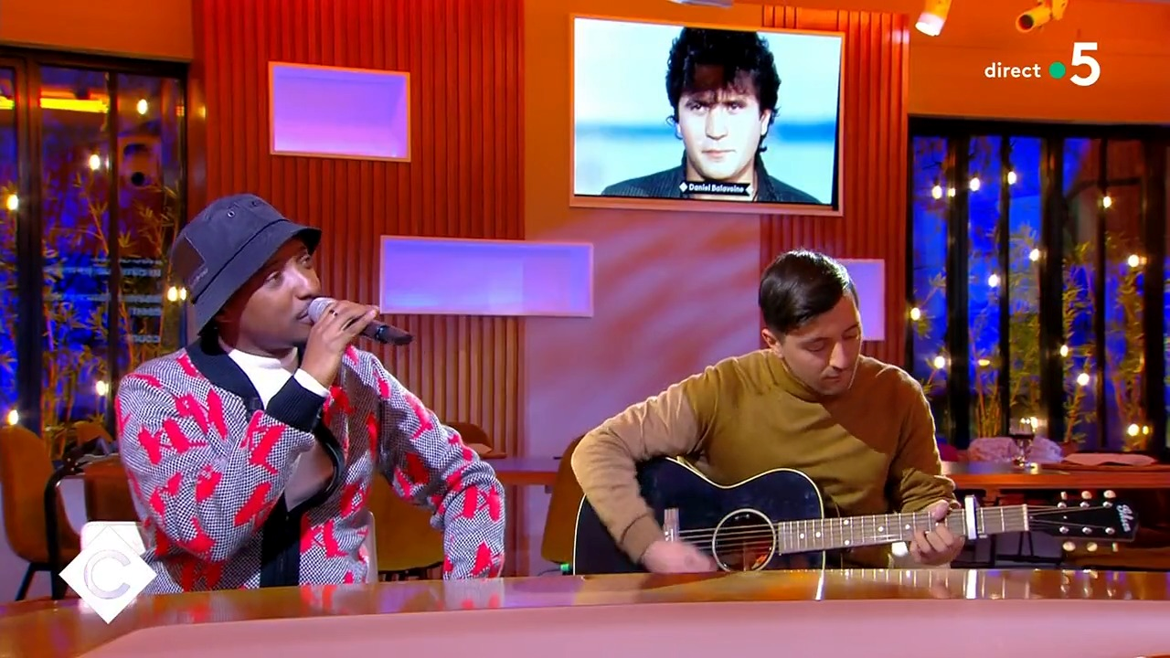 Soprano reprend Tous les cris les SOS en Live dans l&rsquo;émission « C à vous ». Une belle performance vocale !