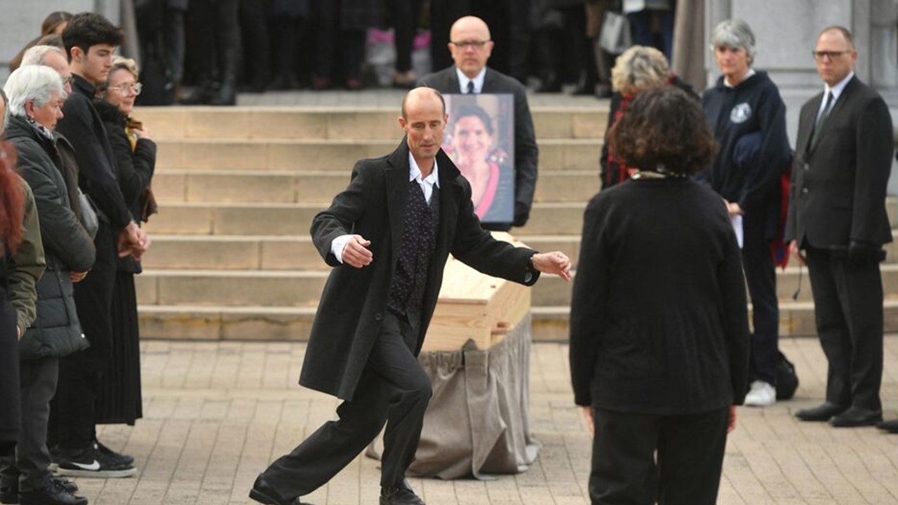 Enseignante tuée par un de ses élèves: Son compagnon danse devant son cercueil.