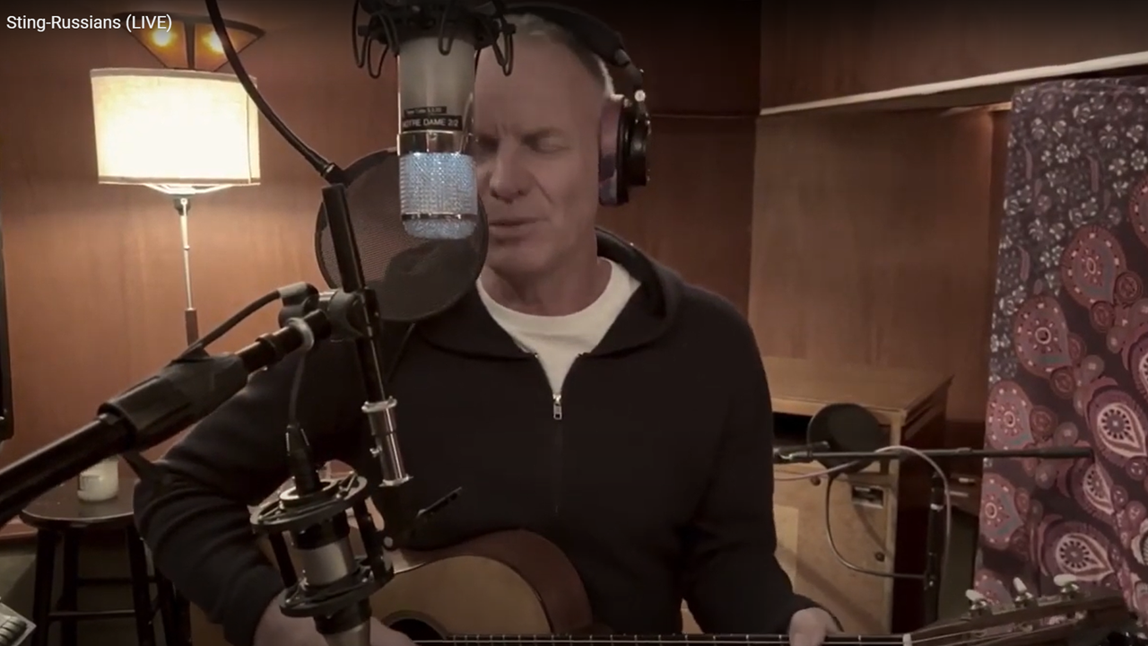 Sting réinterprète en Live son titre Russians pour soutenir les ukrainiens. Paroles et traduction de Russians.