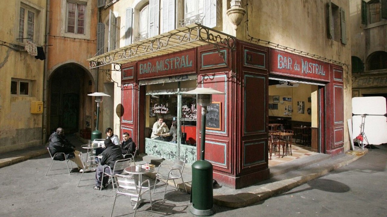 Plus Belle La Vie : Une visite les studios en musique.