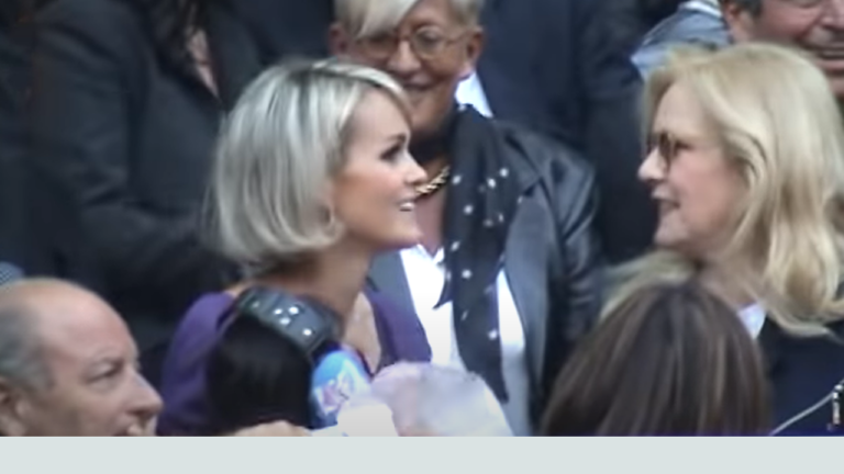 Concert de Johnny 2009 : BeBel, Delon, Sylvie, Laeticia... Et tout le monde se congratule - sylvie 1