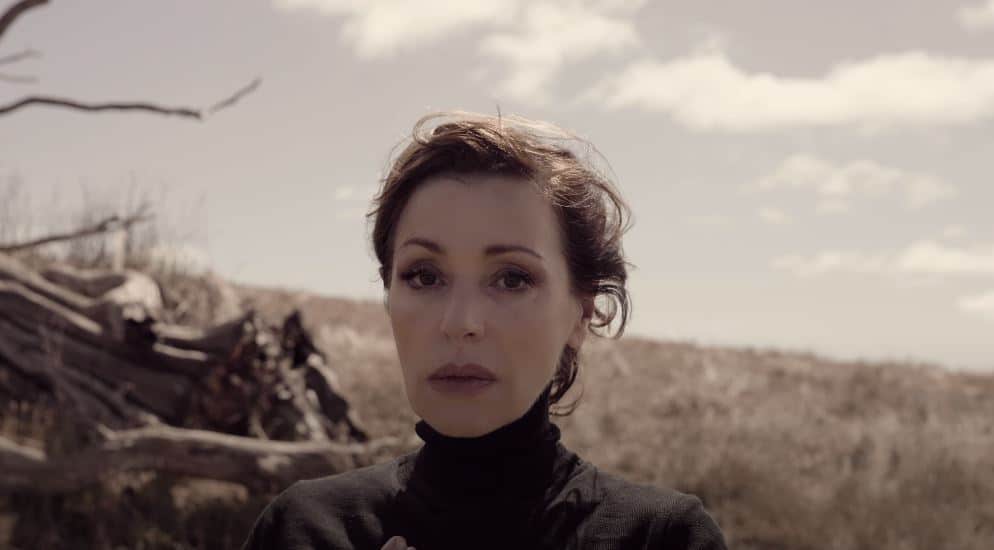 Tina Arena fait son retour avec un nouveau titre et un clip « Church »