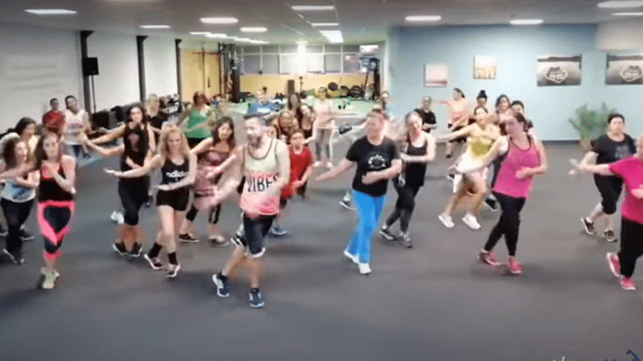Un cours de Zumba sur un twist. Pourquoi pas ?
