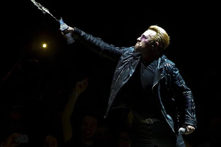 Live 2015. U2 à Paris et le public chante "One" - u2 1