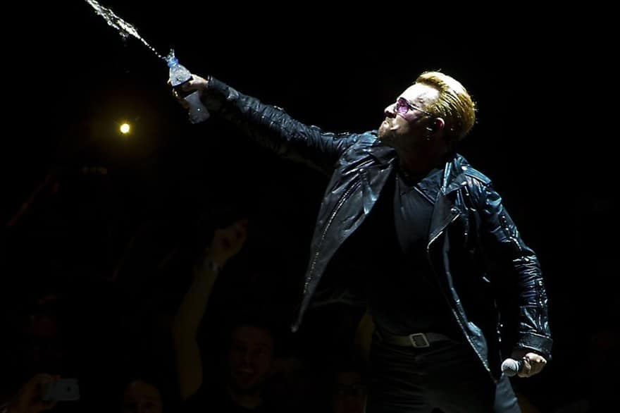 Live 2015. U2 à Paris et le public chante « One »