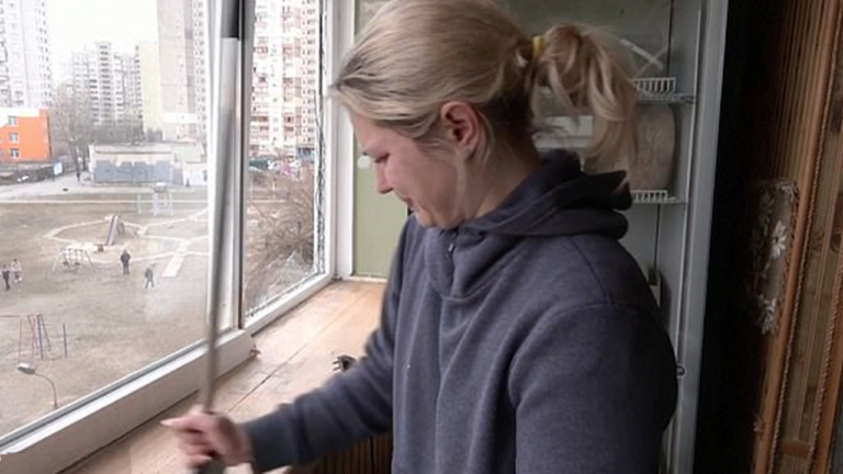 Une ukrainienne en pleurs chante l'hymne national en nettoyant le logement de sa mère détruit par les bombes. - ukraine 1
