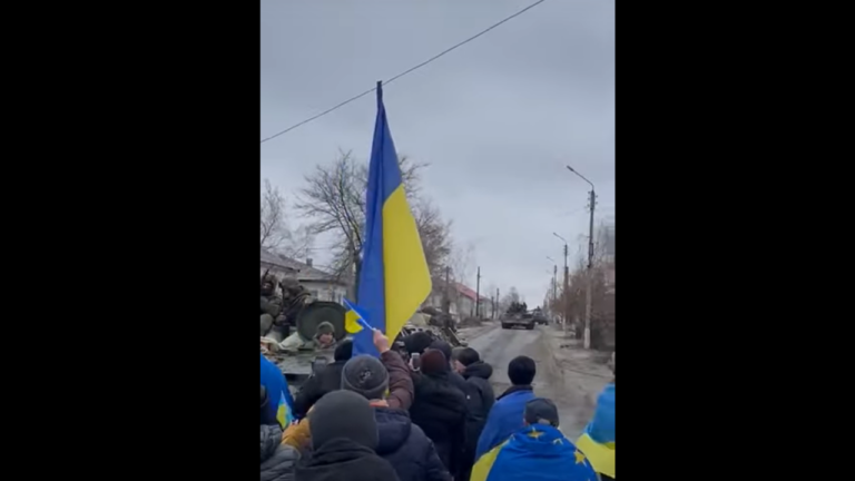 A Starobilsk, les citoyens chantent l'hymne ukrainien et bloquent les blindés russes malgré les tirs. - ukraine 2