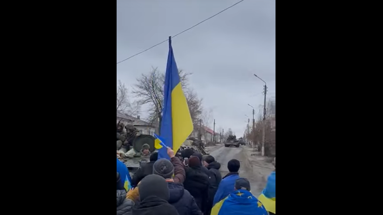 A Starobilsk, les citoyens chantent l&rsquo;hymne ukrainien et bloquent les blindés russes malgré les tirs.