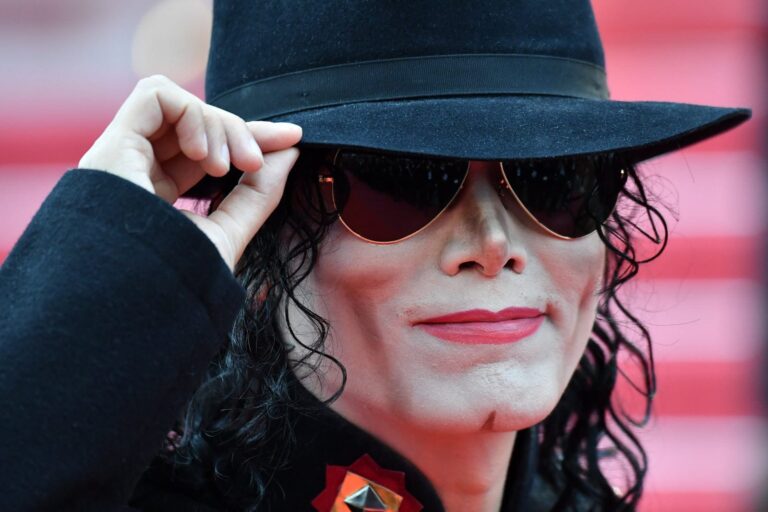Le 25 juin 2009, le monde apprenait la mort de Michael Jackson - un imitateur de michael jackson au dernier festival