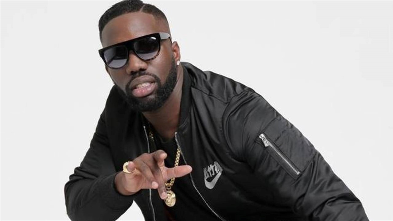 Vegedream qui chante « Ramenez la coupe à la maison » agressé alors qu&rsquo;il allait voir une prostituée.