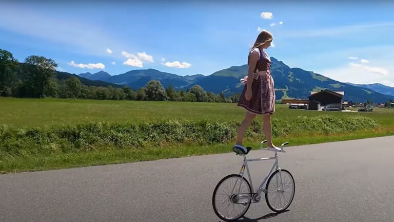 Danse Bike Tricks dans un paysage magnifique autrichien. - veol