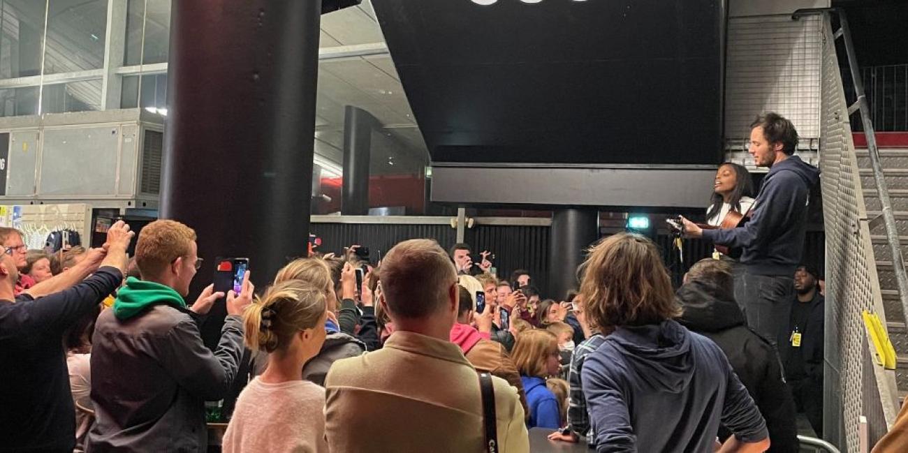 Incroyable ! Vianney termine sa tournée en improvisant un concert dans le Hall du Zenith de Lille.