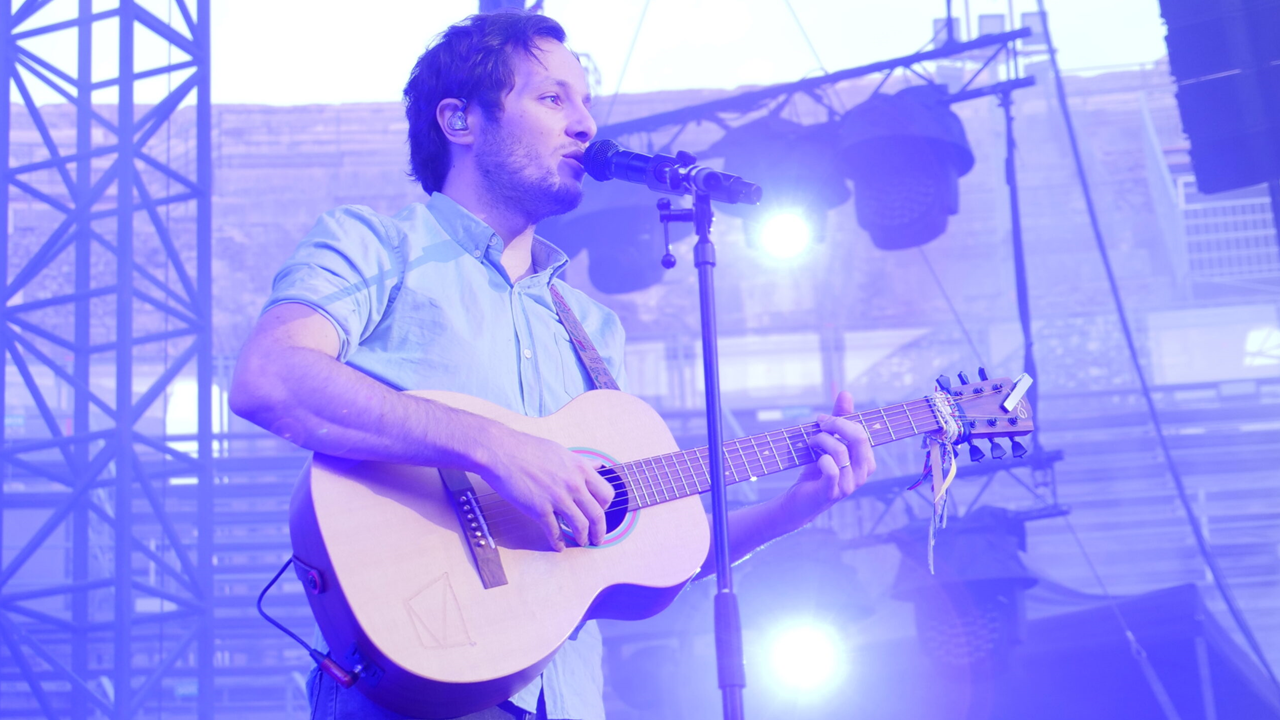 Vianney introduces us to a new track “Emma” in tribute to all her fans