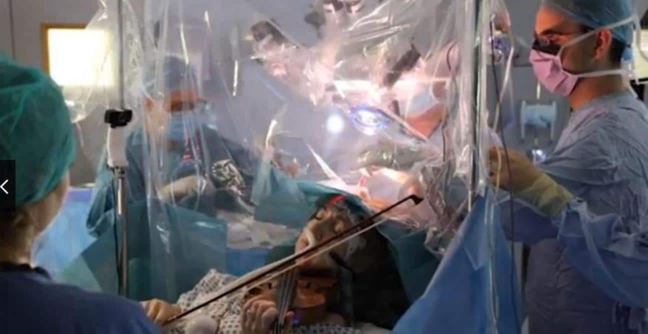 Une violoniste joue pendant son opération du cerveau pour éviter de perdre l&rsquo;usage de sa main gauche…