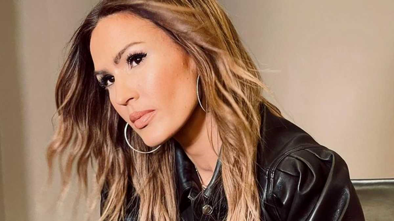 Vitaa vient de donner naissance à son 3° enfant. Elle nous présente NOA dans ses bras à la maternité.