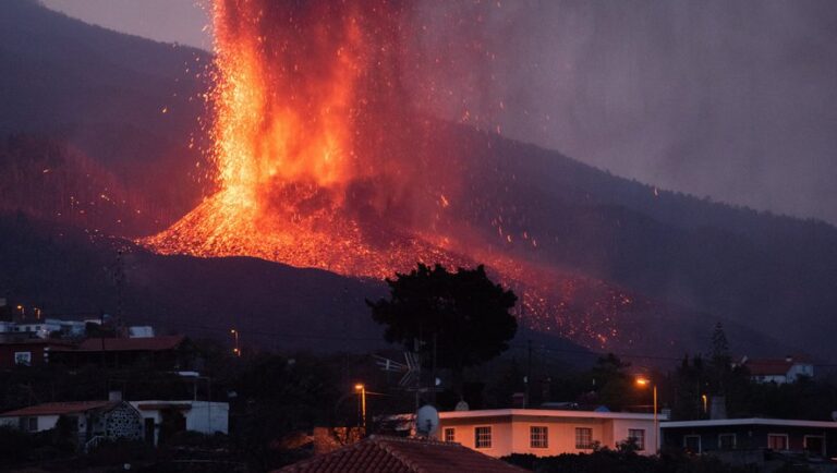 Images impressionnantes en 4K du volcan Cumbre Vieja La Palma. - volace