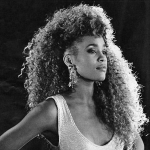 Whitney Houston disparaissait il y a 9 ans à seulement 48 ans. - whitney