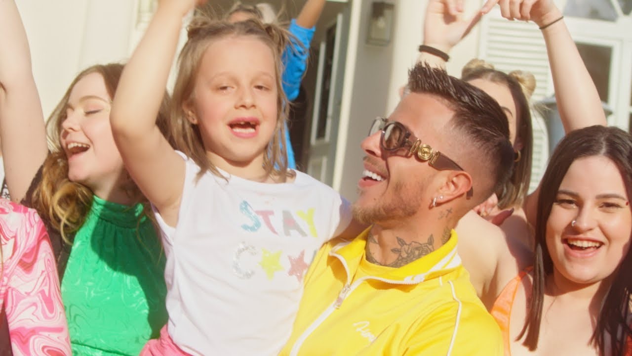 Titre du moment : Soleil et nanas – Yanns – Inspiré du « Darladidadada » des bronzés