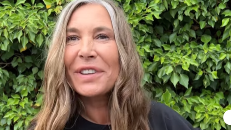 Nouveau look pour Zazie qui annonce son nouveau clip et assume ses cheveux gris. - zazie 1