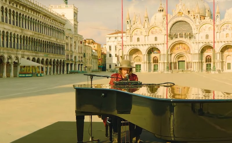 Bon anniversaire à Zucchero (68 ans). Revoyez son clip poignant réalisé pendant le confinement à Venise. - zucchero place saint marc venise