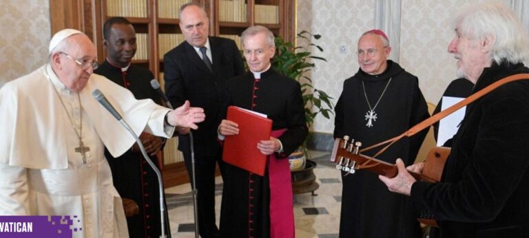 Ce 15 février, Hugues Aufray a été reçu par le Pape François. Il a interprété « Le Petit Âne Gris » ! - hugues aufray