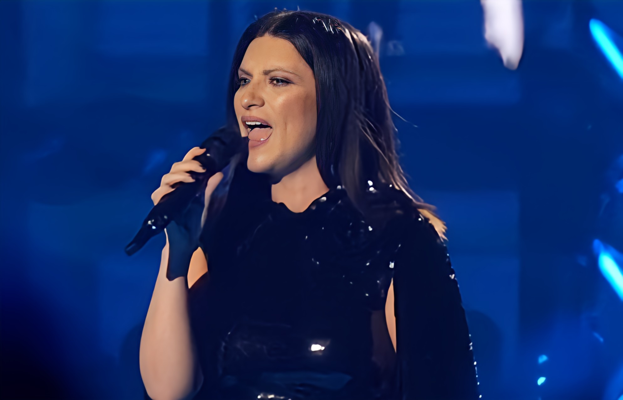 Laura Pausini à Paris : Extraits du concert qui aurait pu très mal tourner, un homme ayant ouvert le feu.