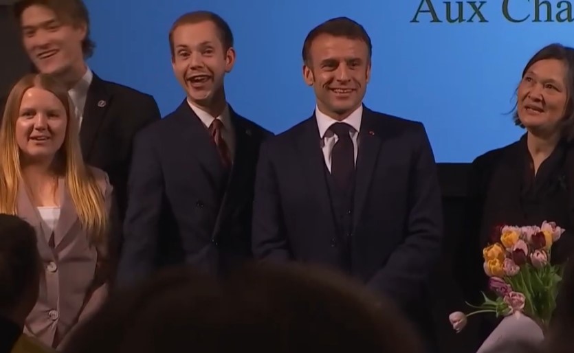 Emmanuel Macron chante « Les Champs-Elysées » de Joe Dassin avec des étudiants suédois