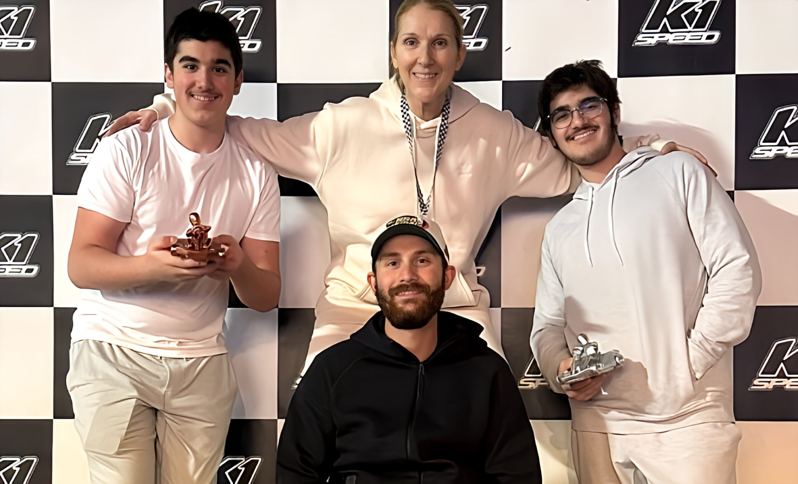 Céline Dion s&rsquo;affiche avec ses trois fils pour la journée  internationale de sensibilisation au syndrome de la personne raide, maladie dont elle est atteinte