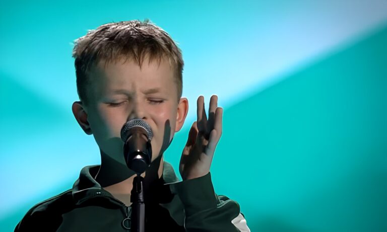 The Voice Kids Allemagne : Bjarne (10 ans) chante "Someone You Loved" avec son doudou à ses pieds et... c'est magnifique ! - bjarne 2