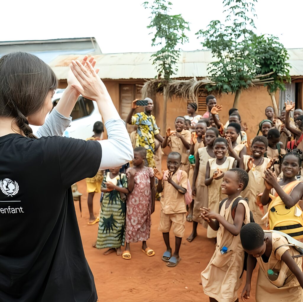 Clara Luciani s'engage pour les enfants. Elle devient la nouvelle ambassadrice de l’Unicef France. Son premier voyage au Benin... - clara luciani 4