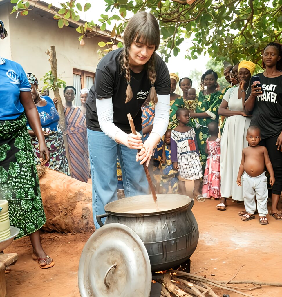 Clara Luciani s'engage pour les enfants. Elle devient la nouvelle ambassadrice de l’Unicef France. Son premier voyage au Benin... - clara luciani
