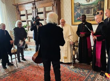 Hugues Aufray raconte sa rencontre avec le pape François à qui il a chanté "le petit âne gris" - hugues aufray 5
