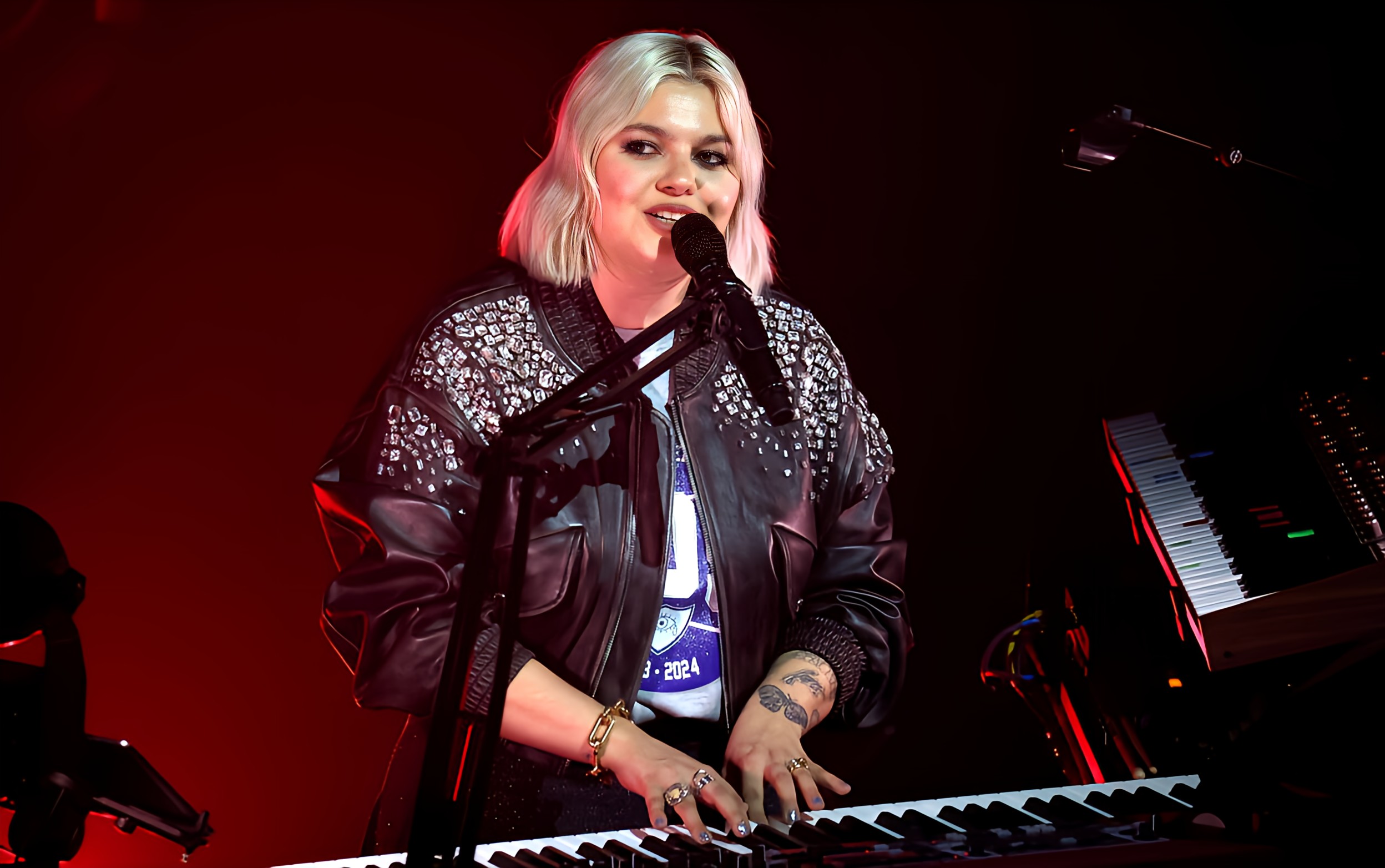 Louane invite son compagnon Florian Rossi à partager un duo inédit avec elle sur scène.