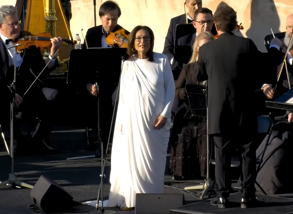 Direct : Nana Mouskouri interprète la "Marseillaise" à Athène pour l'arrivée de la flamme olympique. La cérémonie est présentée par Nikos Aliagas - nana mouskouri 2