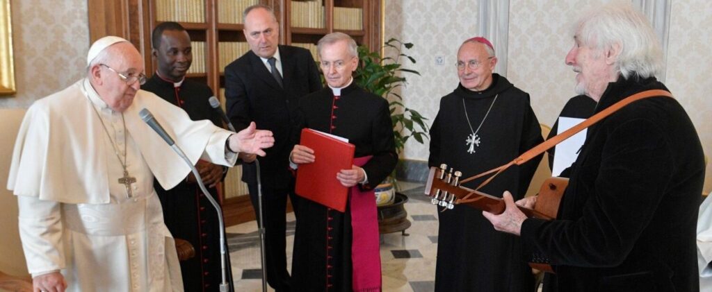 Hugues Aufray raconte sa rencontre avec le pape François à qui il a chanté "le petit âne gris" - pape 7