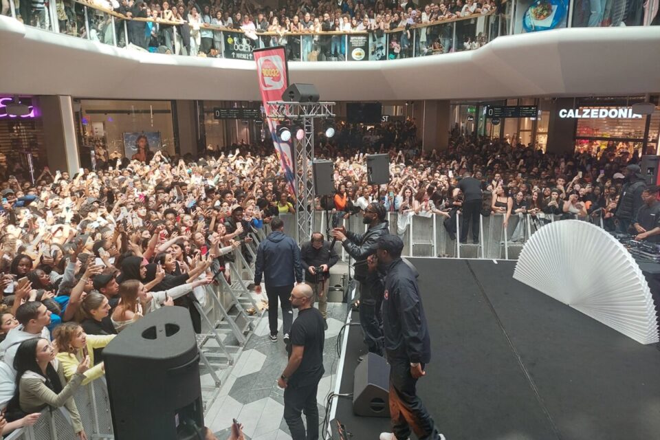 Le concert de Dadju et Tayc dans un centre commercial de Lyon réunit plus de 3000 personnes et dégénère.