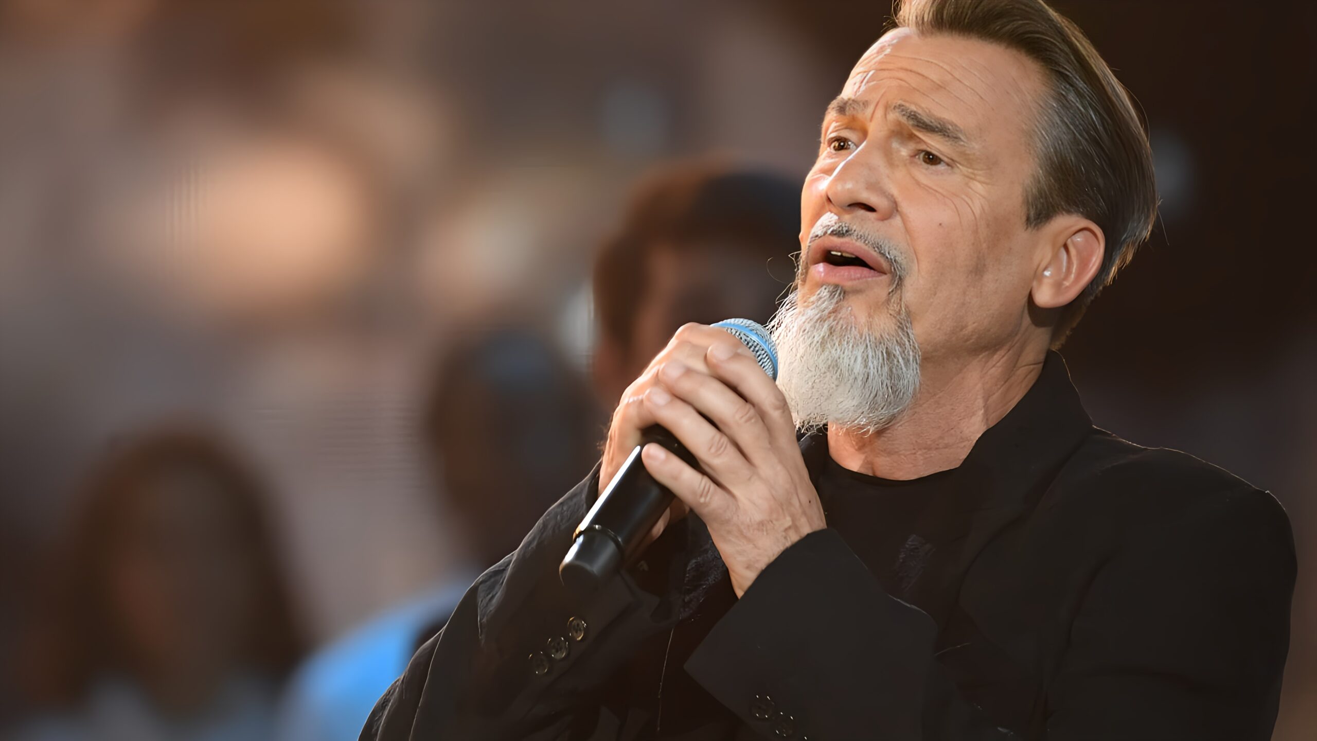 Mercredi 29 mai, Florent Pagny fait une apparition surprise à l&rsquo;Olympia et chante en duo avec l&rsquo;artiste libanaise Hiba Tawaji.
