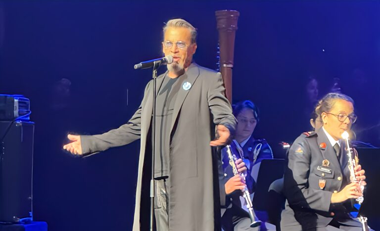 Florent Pagny était à la Salle Pleyel ce jeudi 30 mai pour le concert de charité "Sentinelles d'un soir", au profit du Bleuet de France.  - florent pagny 3 1