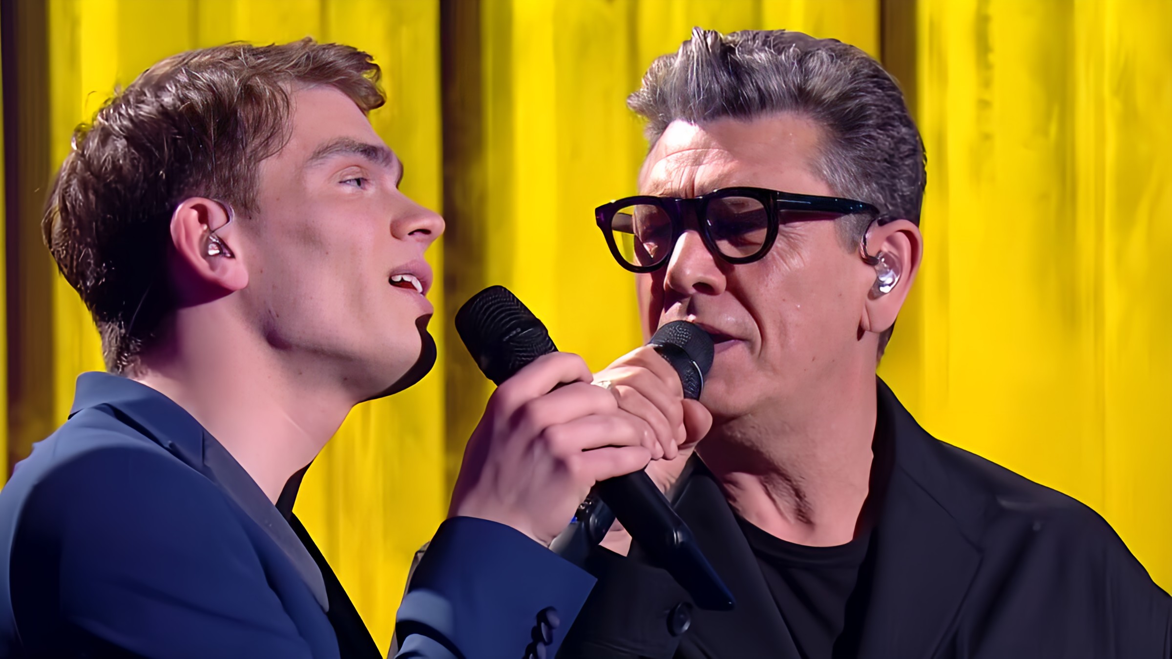 Finale of The Voice Alphonse sings with Marc Lavoine who chews his gum