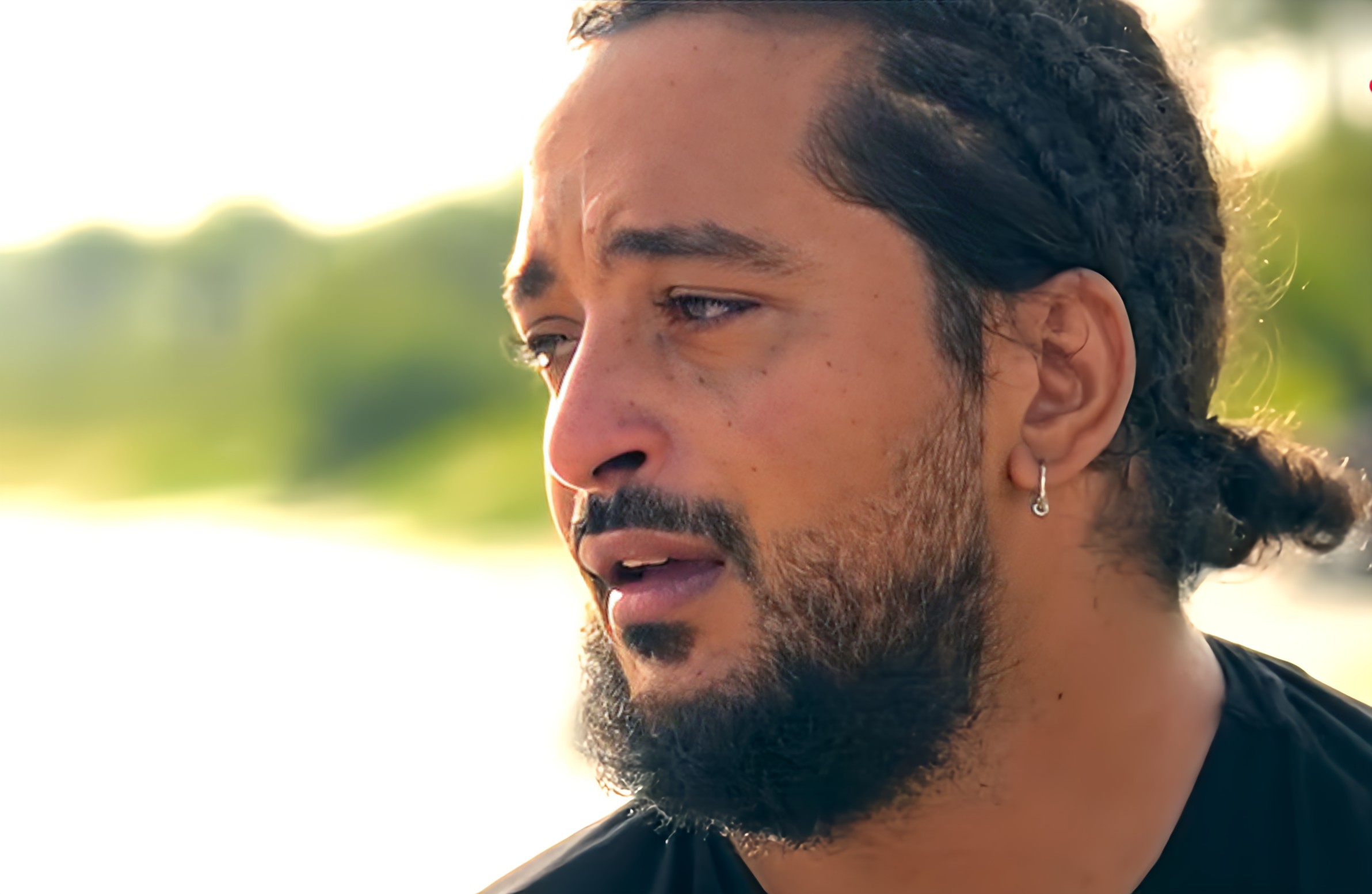 Slimane, en sanglots, émeut les internautes. Ses quelques mots touchants remplis de larmes nous envoient un vrai message d&rsquo;humanisme !